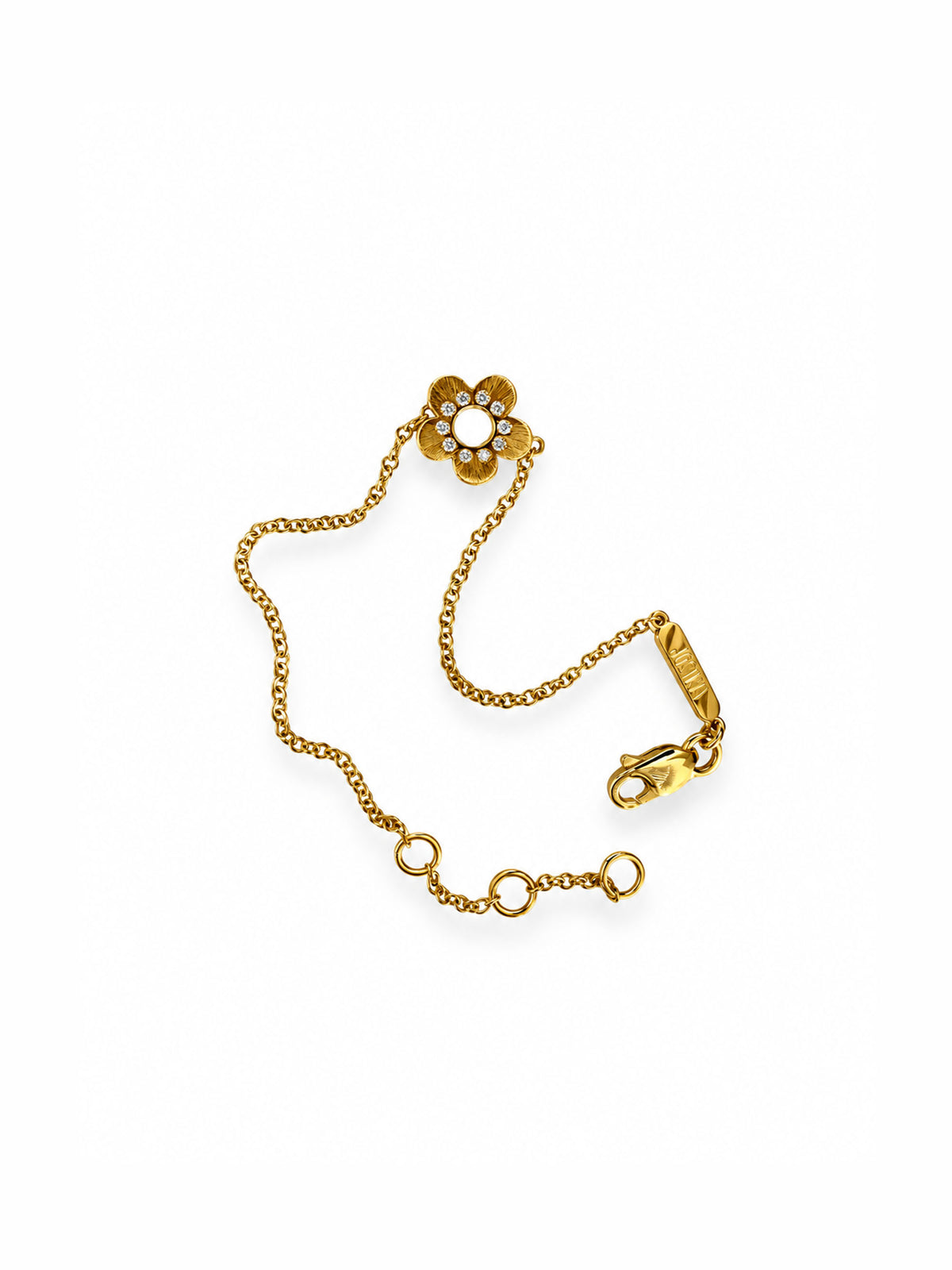 Crafted in 18-karat gold with a soft satin finish and sparkling pavé-set diamonds, the graphic flower sits beautifully on the wrist, bringing together clean lines, texture and sparkle. A little Pop Art translated into gold and diamonds.
