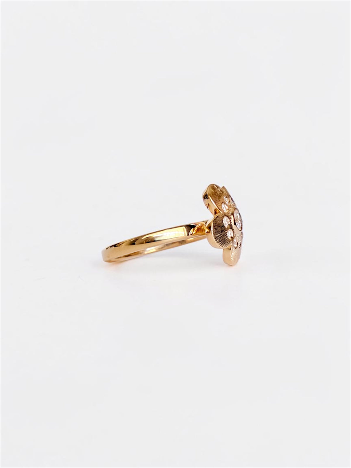 Flower Power Diamond - Ring with Center Diamond and small brilliants