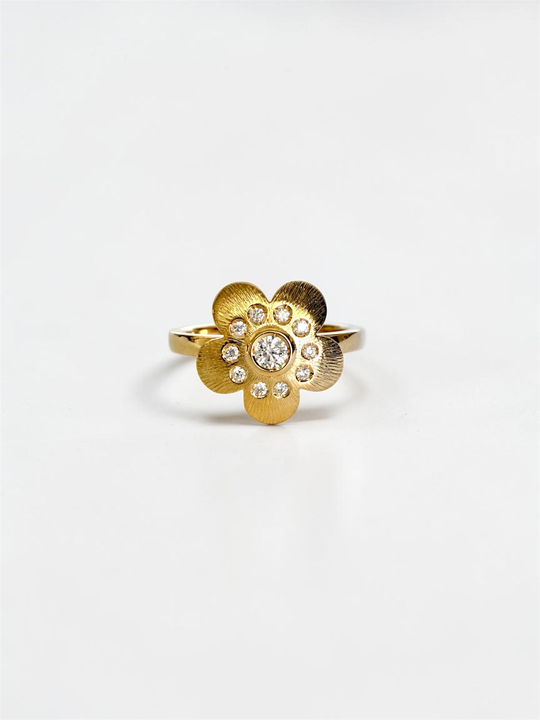 Flower Power Diamond - Ring with Center Diamond and small brilliants