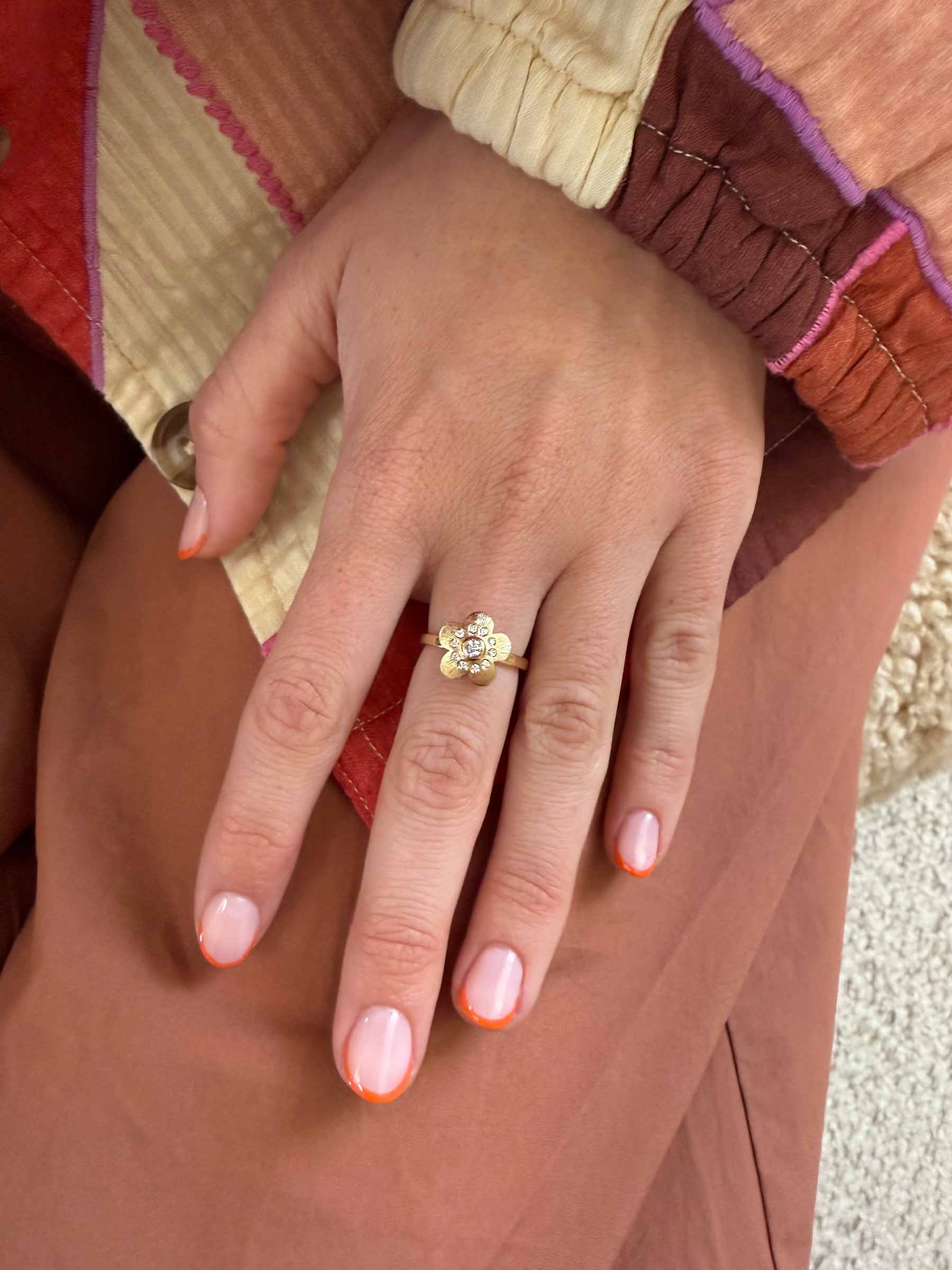 Flower Power Diamond - Ring with Center Diamond and small brilliants