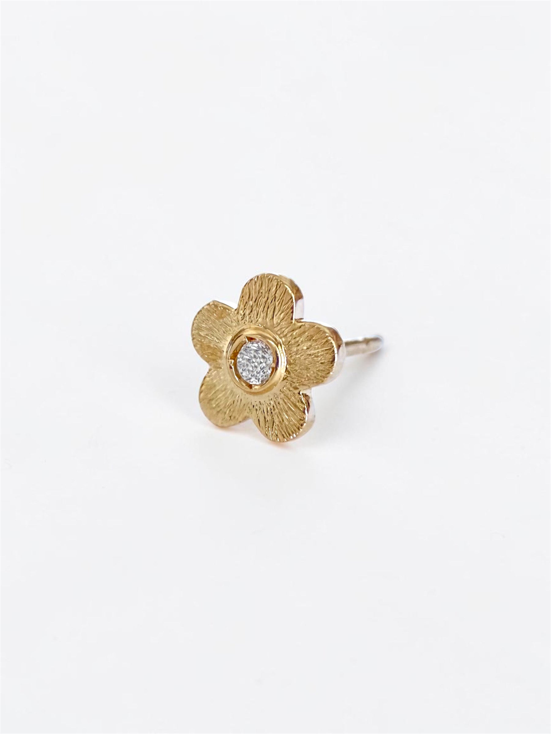 Tiny Flower Power - Ear stud with a diamond