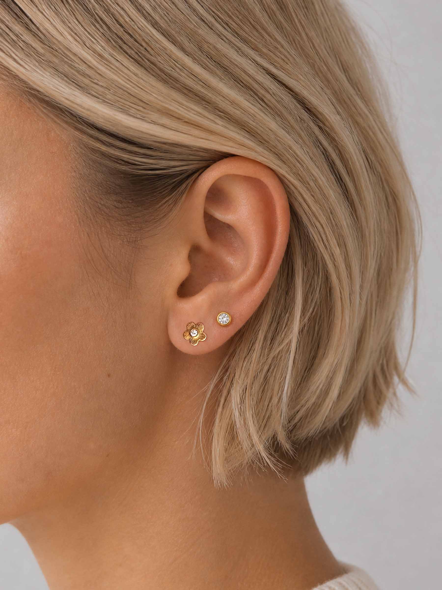Tiny Flower Power - Ear stud with a diamond