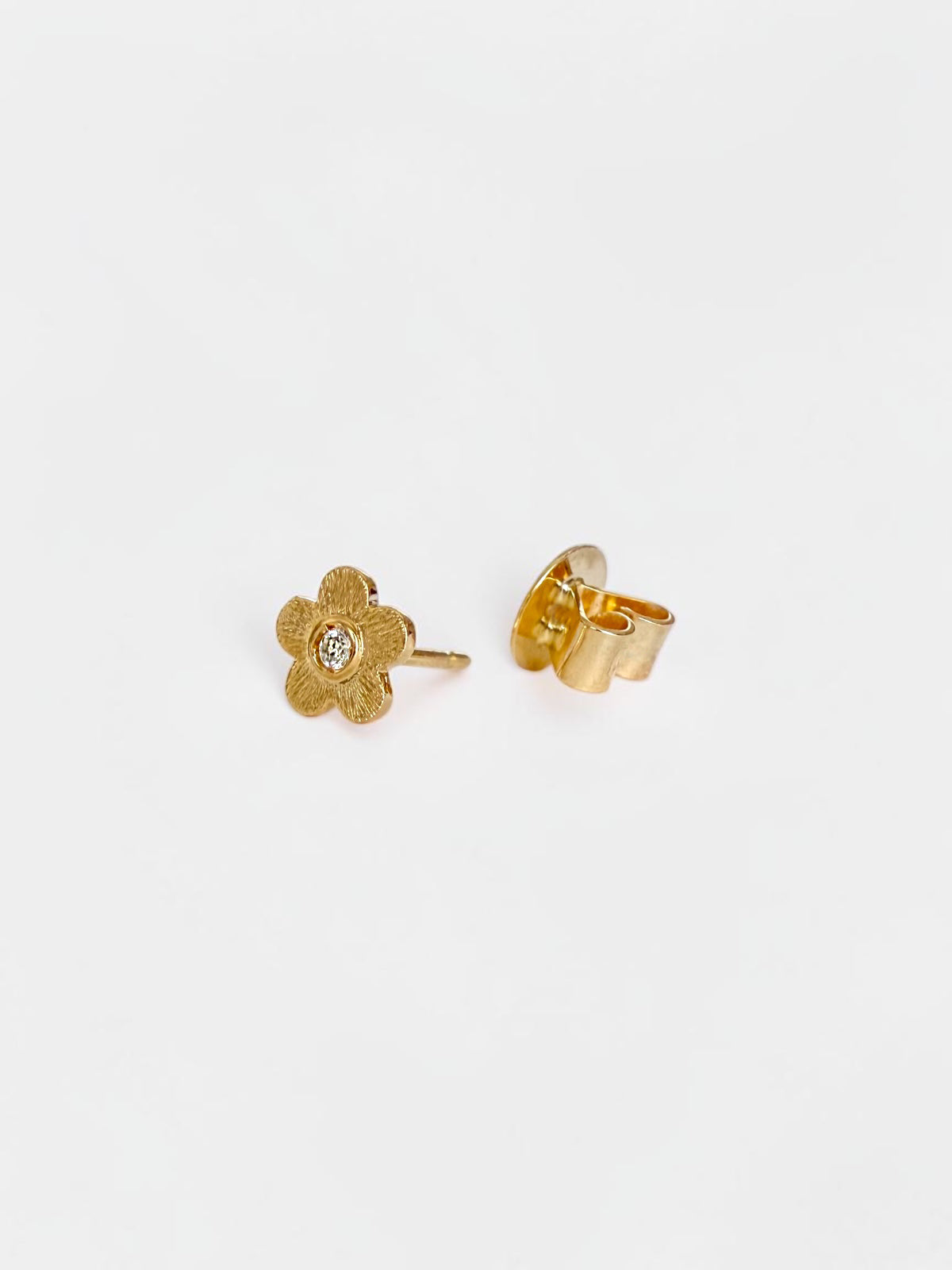 Tiny Flower Power - Ear stud with a diamond