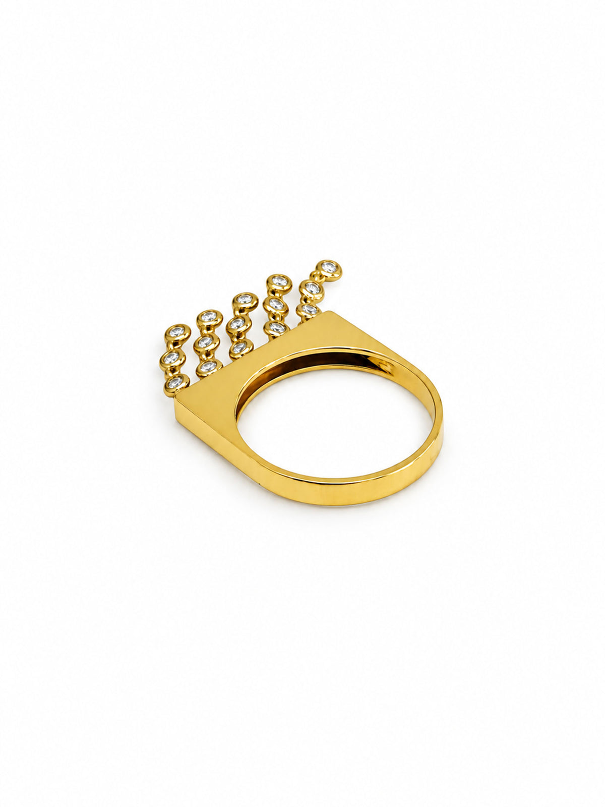 Crafted in 18-karat gold, this kinetic design comes alive the moment you do. Five rows of delicate chains, each carrying three brilliant-cut diamonds, create a shimmer that’s never quite the same twice. Fifteen tiny sparks dancing in every direction with every gesture, every laugh, every conversation.