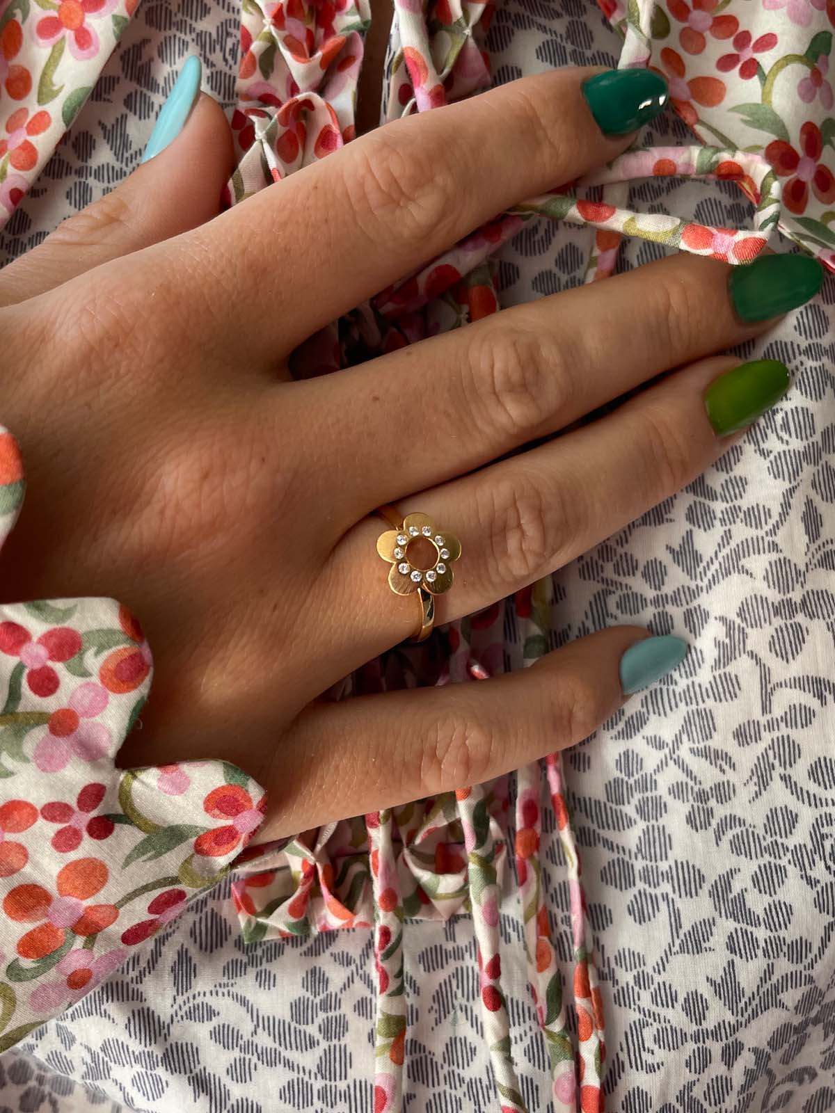 Flower Power - Ring with diamonds
