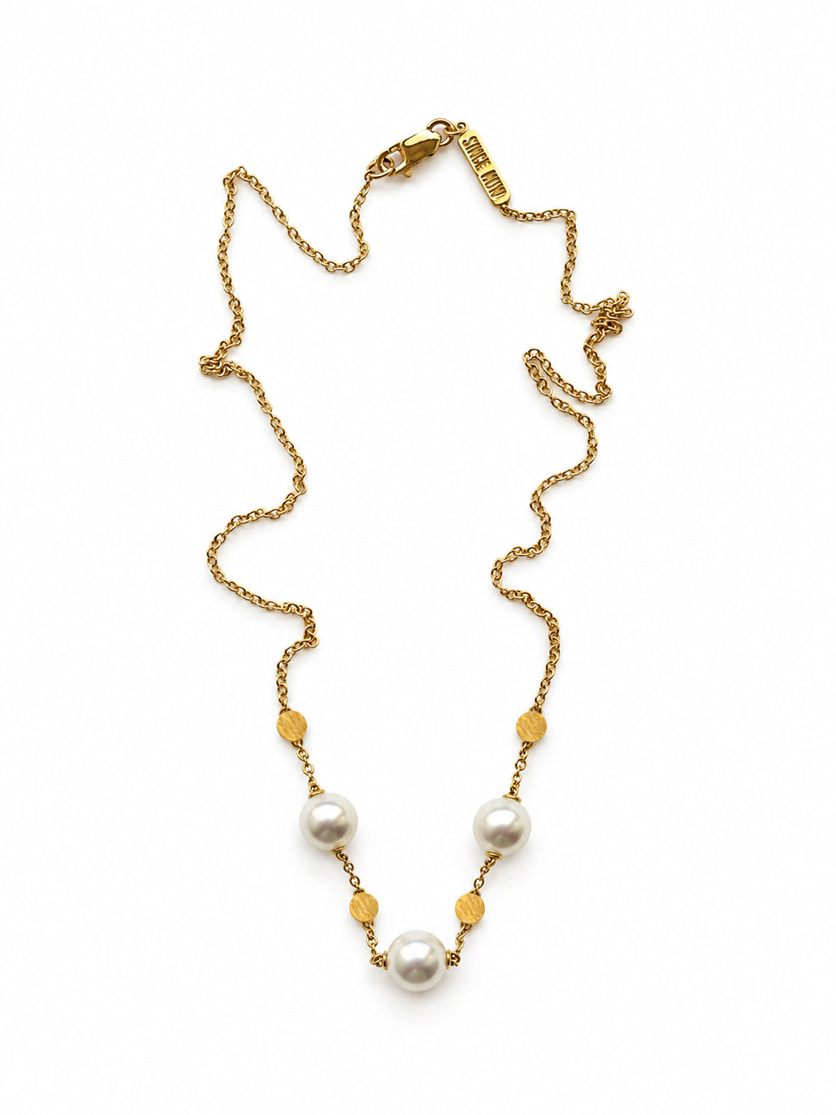 Luminous freshwater pearls, tiny 18-karat gold plates and delicate rolo chains move independently as you do, creating changing reflections, soft colour and little flashes of gold.