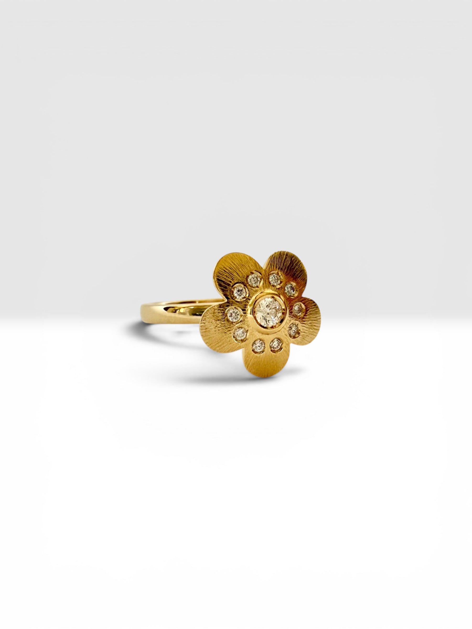 Flower Power Diamond - Ring with Center Diamond and small brilliants
