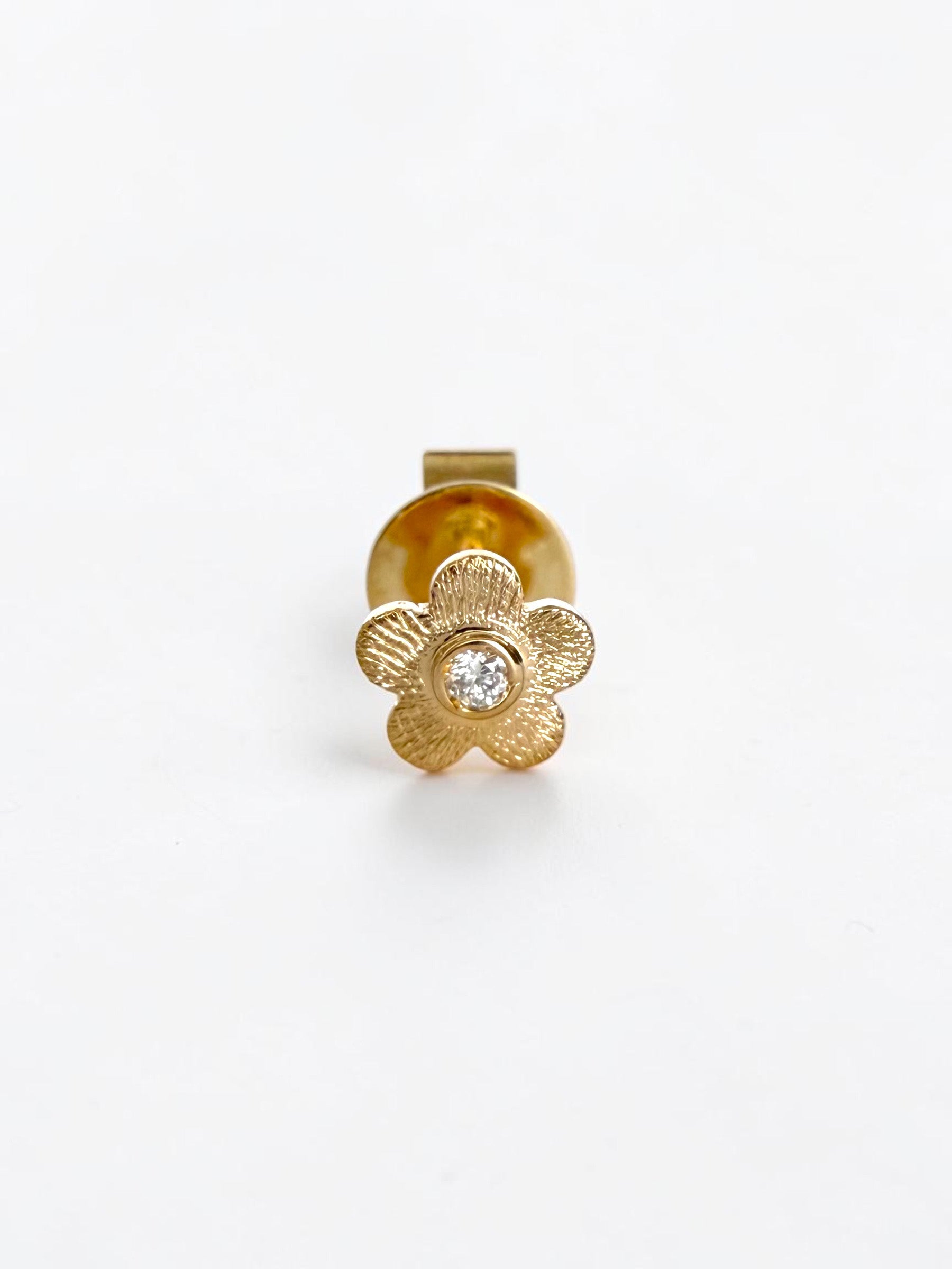 Tiny Flower Power - Ear stud with a diamond