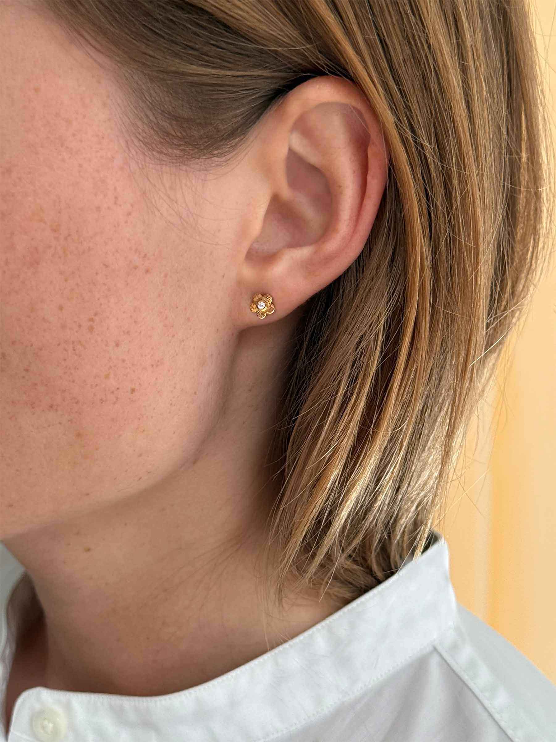 Tiny Flower Power - Ear stud with a diamond
