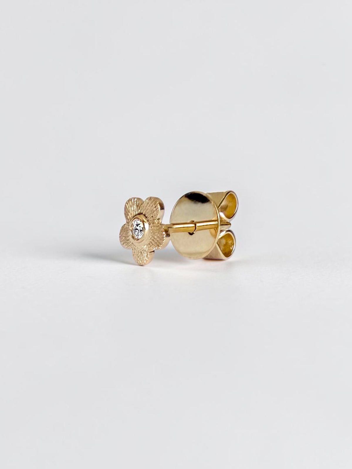 Tiny Flower Power - Ear stud with a diamond
