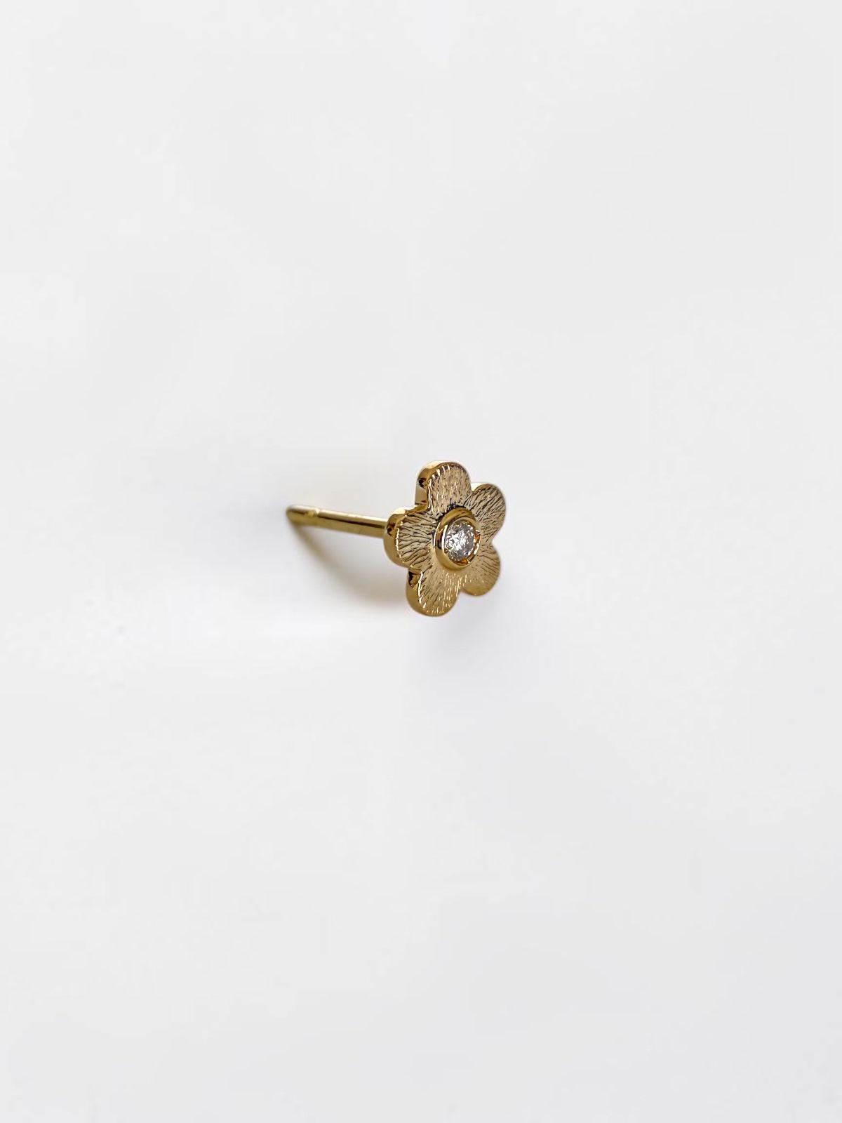 Tiny Flower Power - Ear stud with a diamond