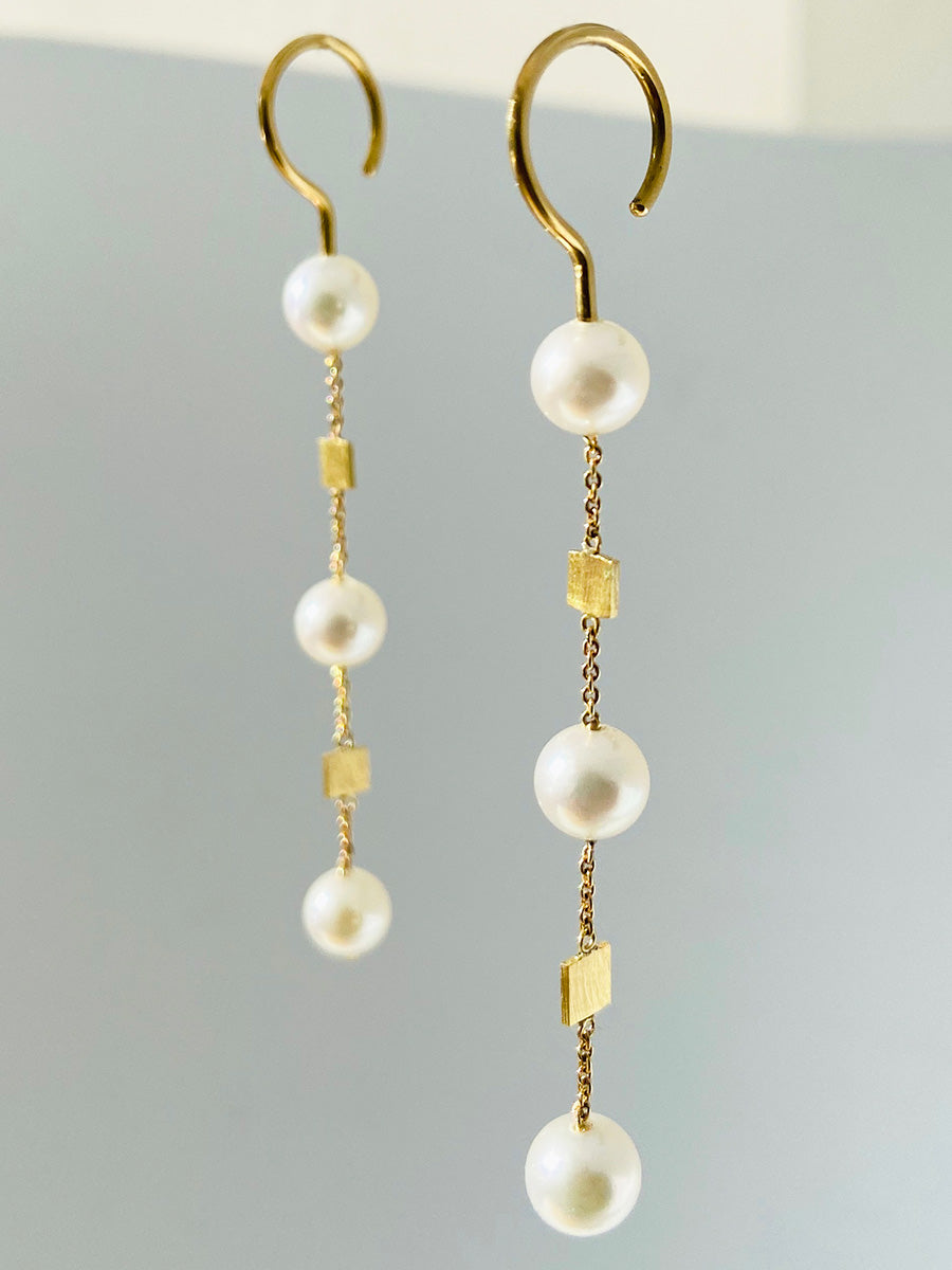 Bubbles - Earring in 18 karat gold with Akoya pearls