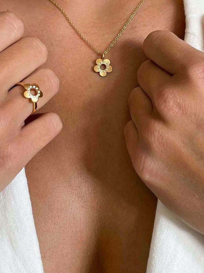 Flower Power - Ring with diamonds